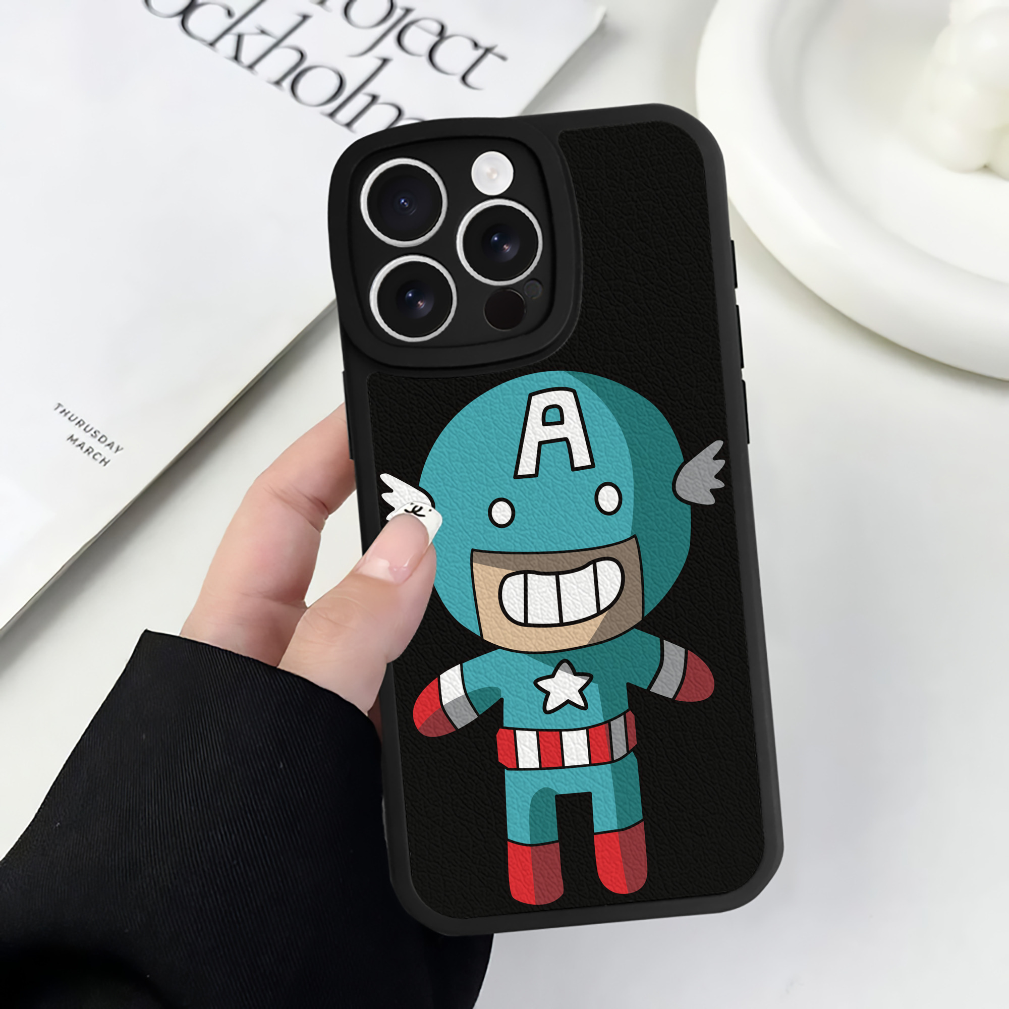 （画像用） アベンジャーズ The Avengers 【iPhone 16シリーズ対応】シリコンスマホケース（レザー調） 材質：シリコン